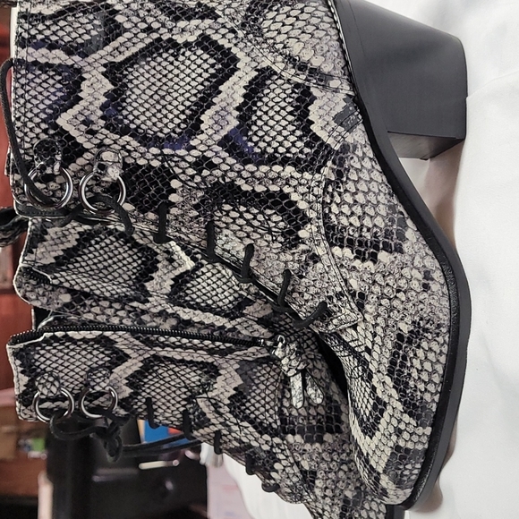 Diane von Furstenberg Dakota Snake Print 6 Leather Lace up Booties New! - Picture 12 of 12